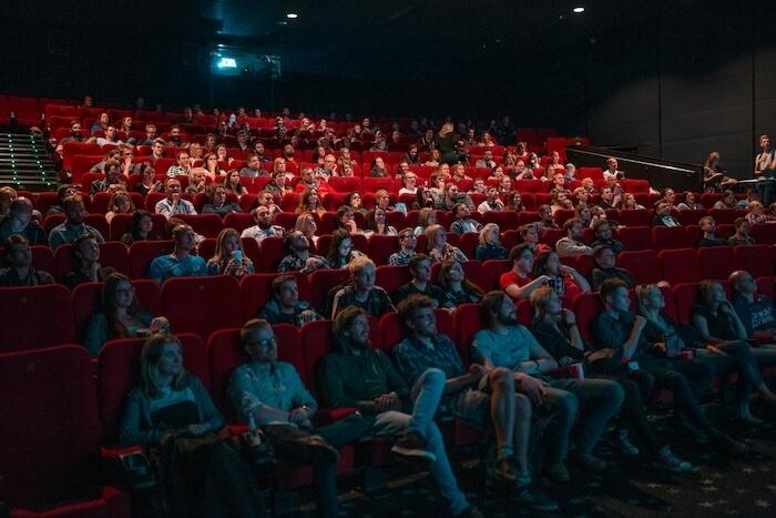 salle de cinéma avec des specteurs assis dans le noir à valencia