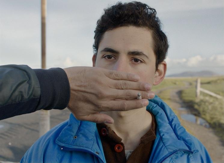 L'acteur Amir El-Masry (Omar) dans Limbo de Ben Sharrock.