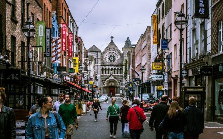 rue fréquentée dans le centre-ville de Dublin