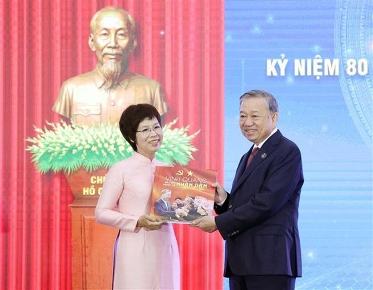 La directrice générale de la VNA, Vu Viêt Trand, remet au secrétaire général du Parti un livre publié par la VNA.