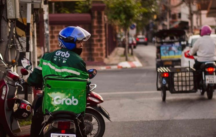 livreur en scooter à chiang mai