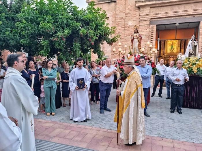 procession religieuse dans le village de Llocnou de Corona