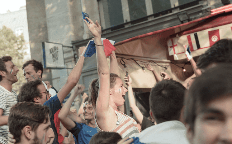 supporters de la france qui regardent un match de foot