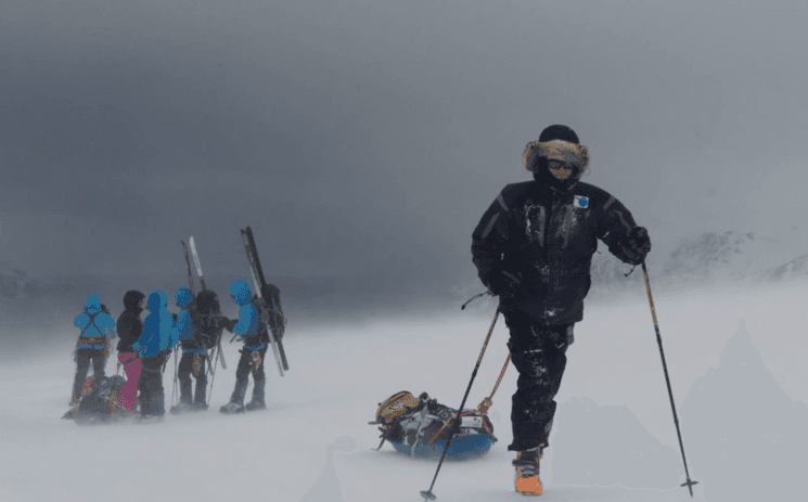 Au premier plan, Luc Hardy, et derrière, d'autres personnes, dans le froid
