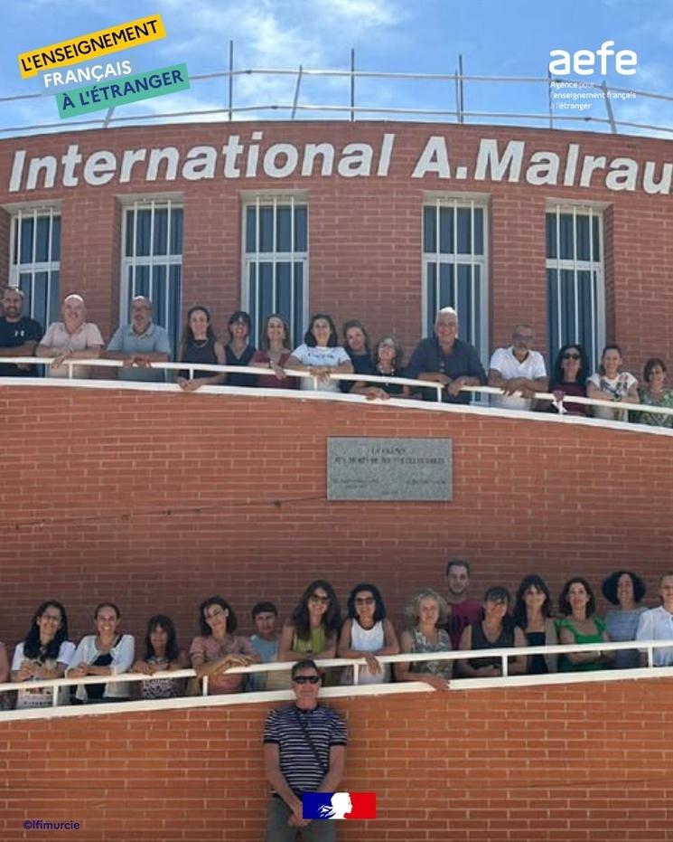 Des membres devant l'établissement international A. Malraux