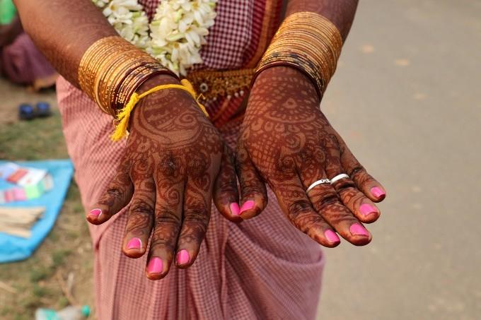 Des mains de Hijras décorées de henné pour le mariage