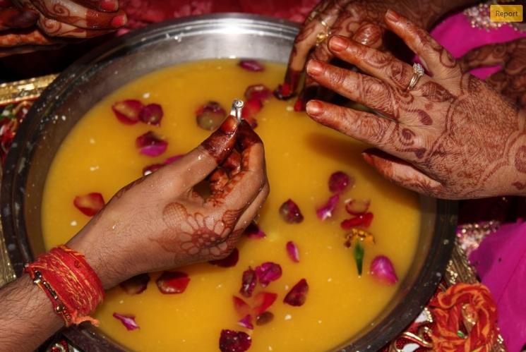 Mains lors d'un mariage indien. Photo libre de droits