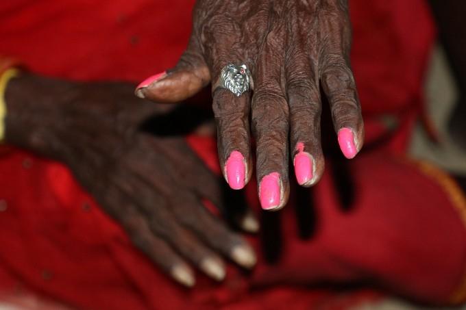 Des mains aux ongles vernis d'une Hijra