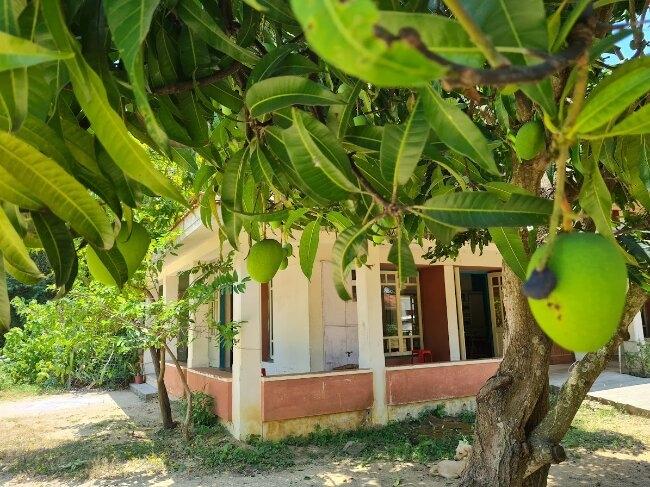 Le bâtiment des hommes au Jardin de la miséricorde. Photo : RM