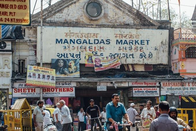 L'ancienne affiche peinte à l'entrée du Mangaldas Market