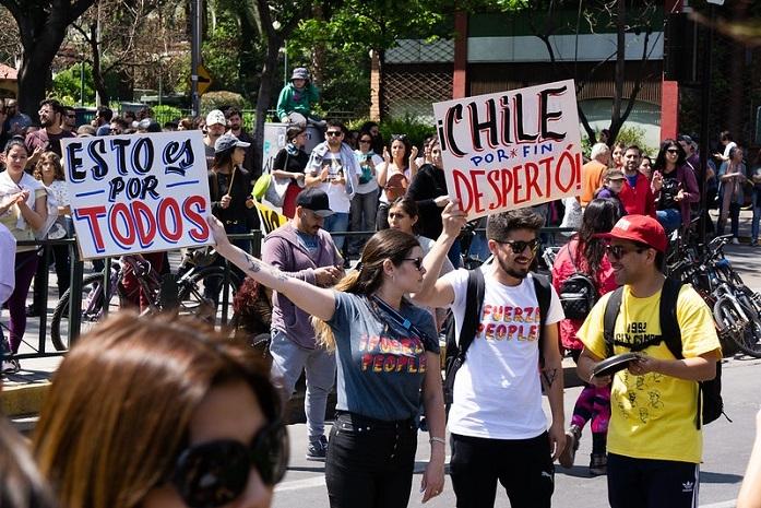 des jeune manifestent pacifiquement dans la rue au chili