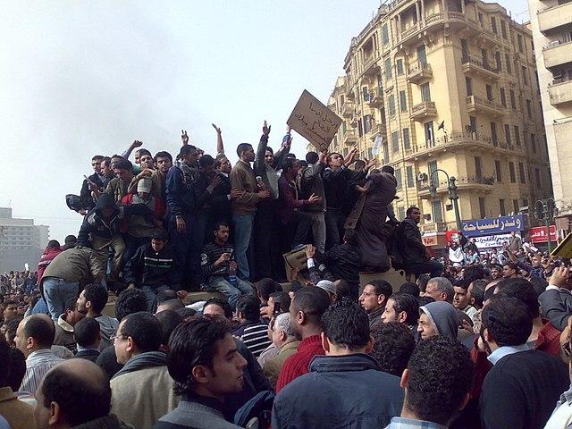 jeunes sur un char manifestent sur la place Tahrir