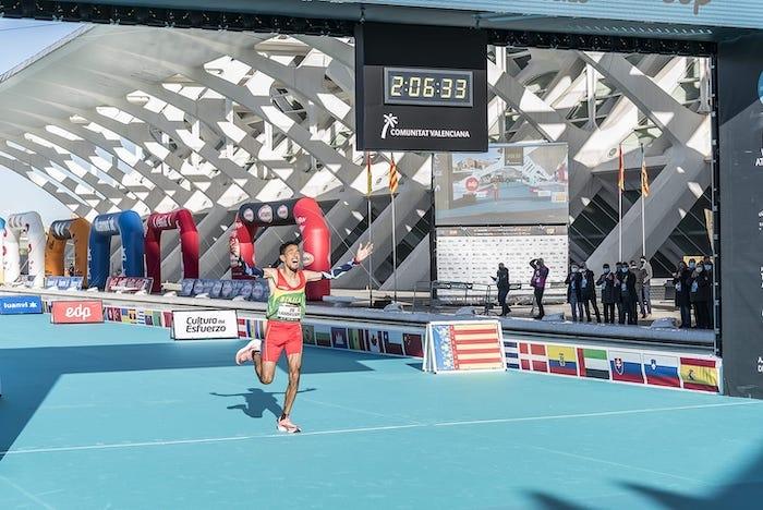 un coureur en train de franchir l'arrivée du marathon de Valencia