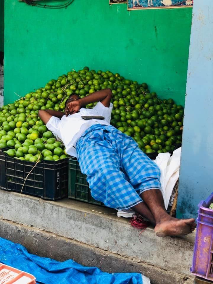 un vendeur attend le client au marché de Koyambedu