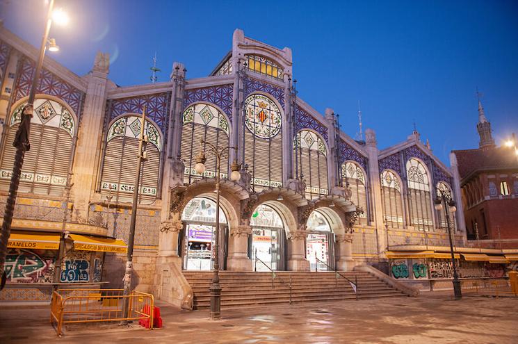 Un marché art nouveau la nuit