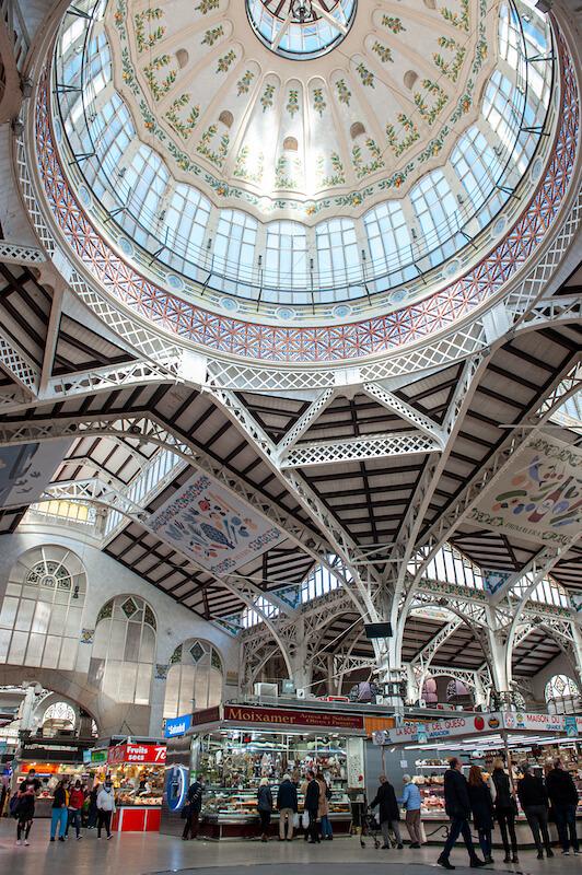 intérieur d'un marché avec coupole art nouveau