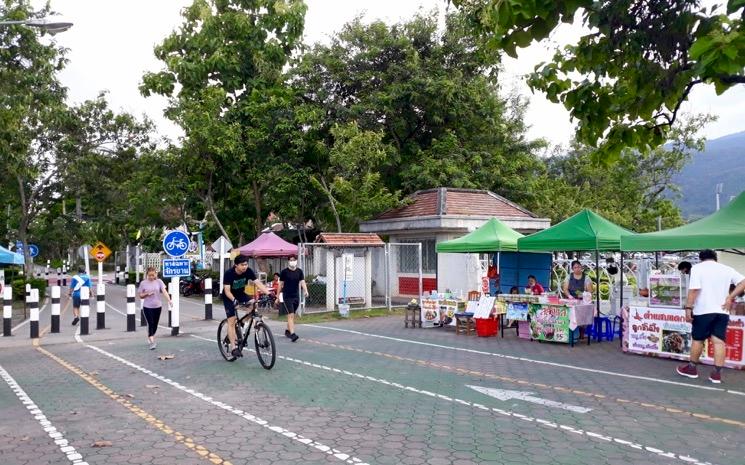 marché devant le complexe sportif 