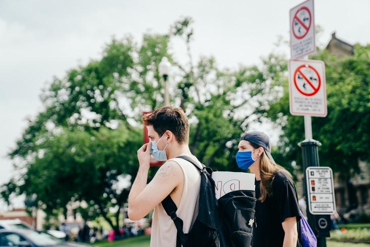 Deux hommes portant des masques dans un parc à Berlin