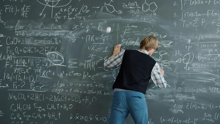 un couple de parents cherchent la solution d'un problème 