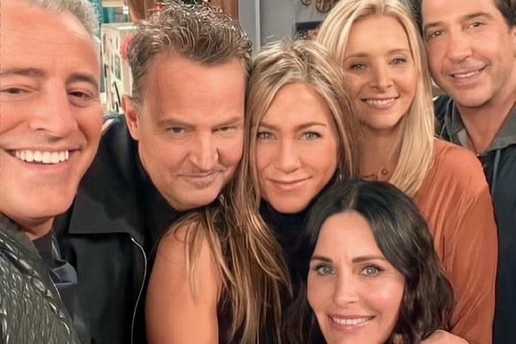 Matthew Perry entouré de ses co-stars de Friends lors de leurs retrouvailles