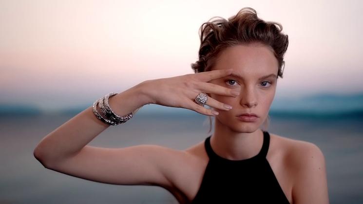 Une femme présentant des bijoux