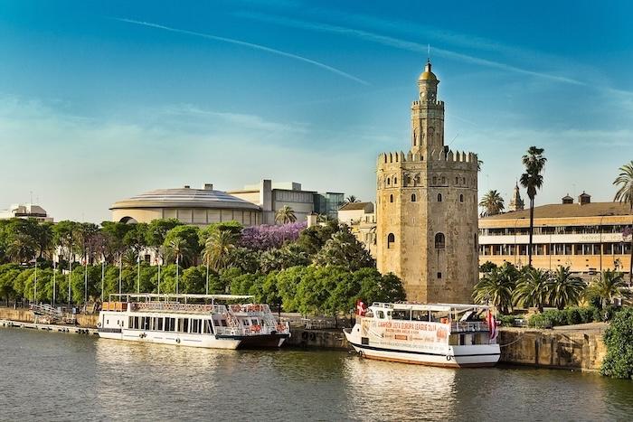 tour d'or et fleuve Guadalquivir à séville