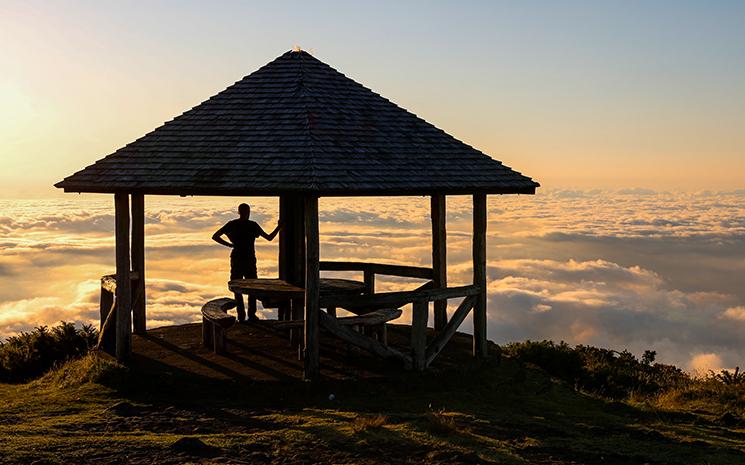 Vue d'une mer de nuages au-dessus de la Reunion depuis le sommet de la montagne