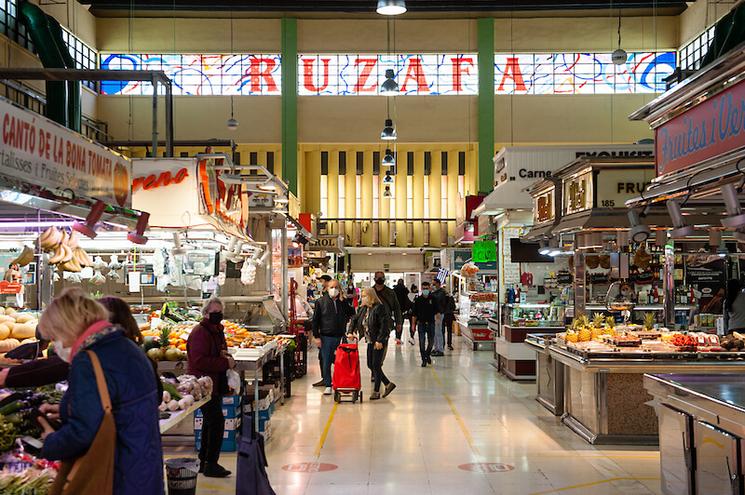 intérieur du marché de Ruzafa avec des étals de fruits et légumes