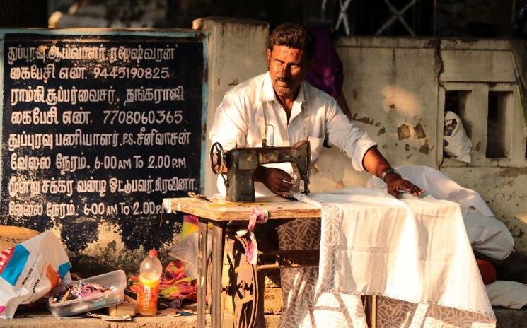 Un tailleur retoucheur dans la rue à Chennai