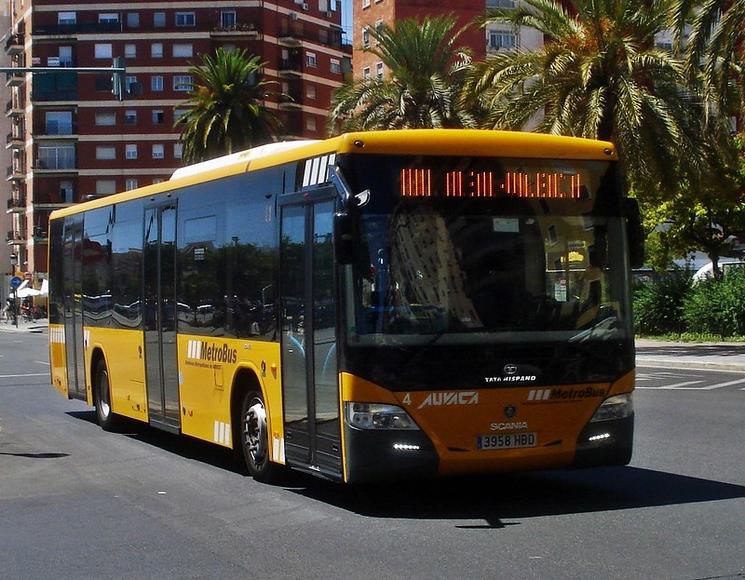 un bus jaune de metrobus en train de rouler a valencia