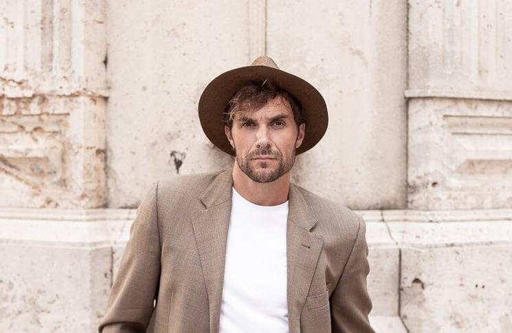 une photo du danseur-chorégraphe Mikael Fau avec un chapeau et une veste 