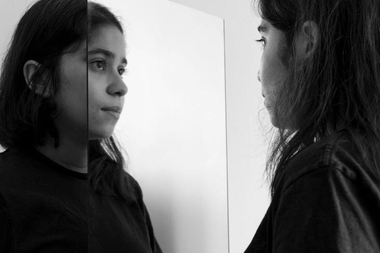 femme face à un miroir