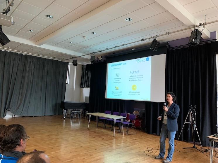 La conférence menée par Julie Dumonceaux devant les élèves du lycée français Charles de Gaulle de Londres pour le programme "1000 chercheurs dans les écoles" de l'AFM-Téléthon