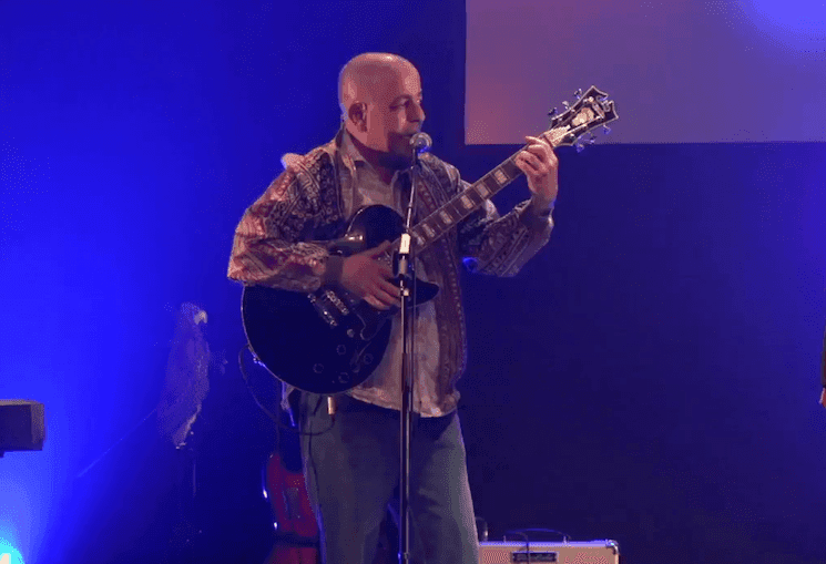 Mohamed Ghoul sur la scène durant l'émission "Fenêtre sur le monde"