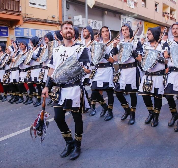 chevaliers en train de défiler à Ontinyent pour les Moros y Cristianos