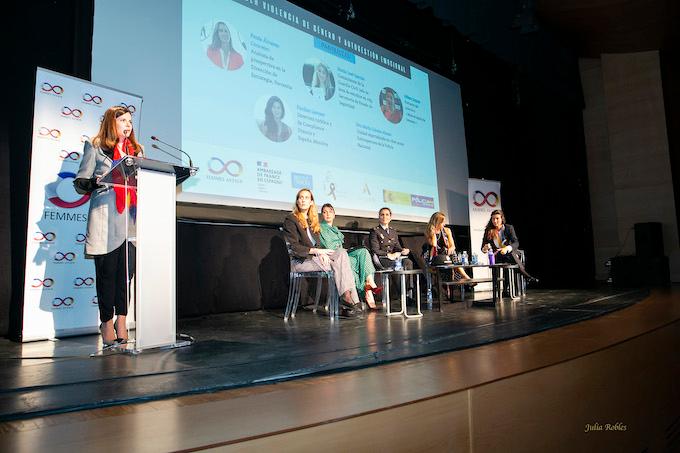 rebeca Avila parle devant l'assistance