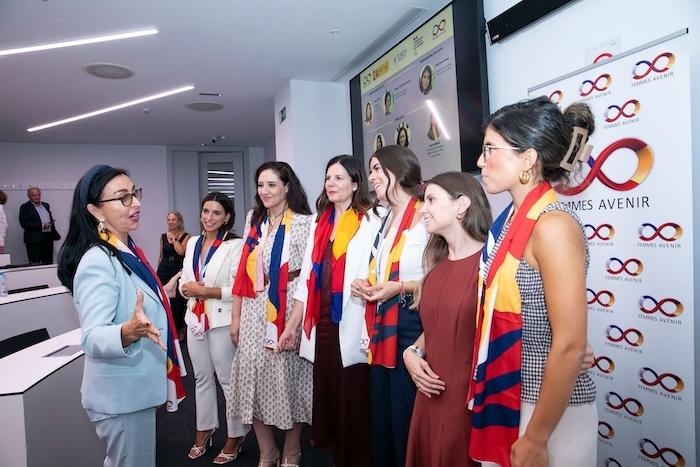 discussion entre femmes du secteur automobile