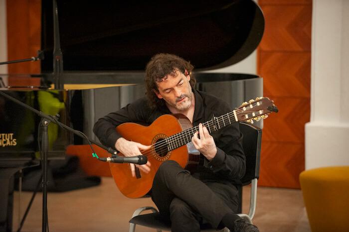 un guitariste de flamenco en train de jouer à la fête de la musique à valencia