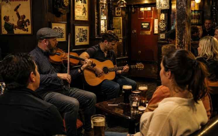 musique live dans un pub en Irlande
