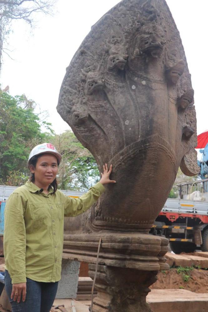 une femme devant une statue