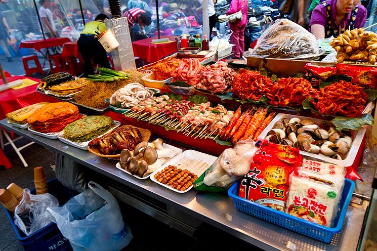 Étalage de nourriture sur le marché de Namdaemun