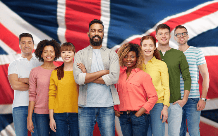 Un groupe de personnes devant le drapeau du Royaume-Uni