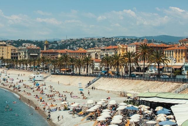 une plage avec des baigneurs a nice