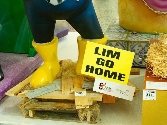 Ninot avec l'inscription "Lim go home"