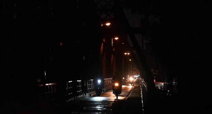 la ville de hanoi est plongée dans le noir la nuit 