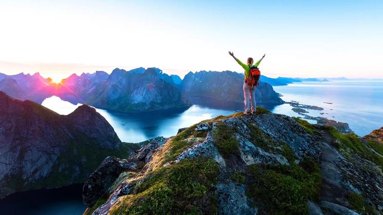 une touriste a cote d'un fjord a norvege