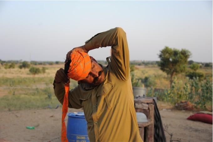 Un Rajasthani nouant son turban