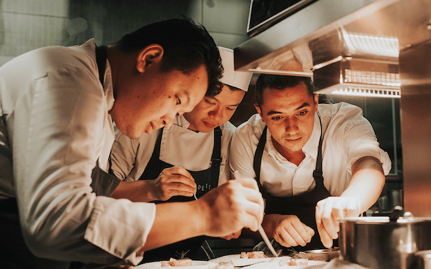 Julien Royer et son équipe à Singapour