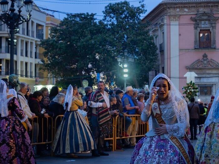 falleras en train de pleurer pendant les fallas