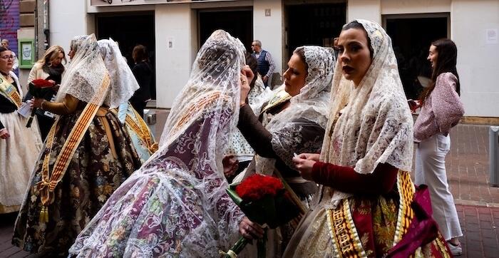 falleras lors de l'ofrenda à valence